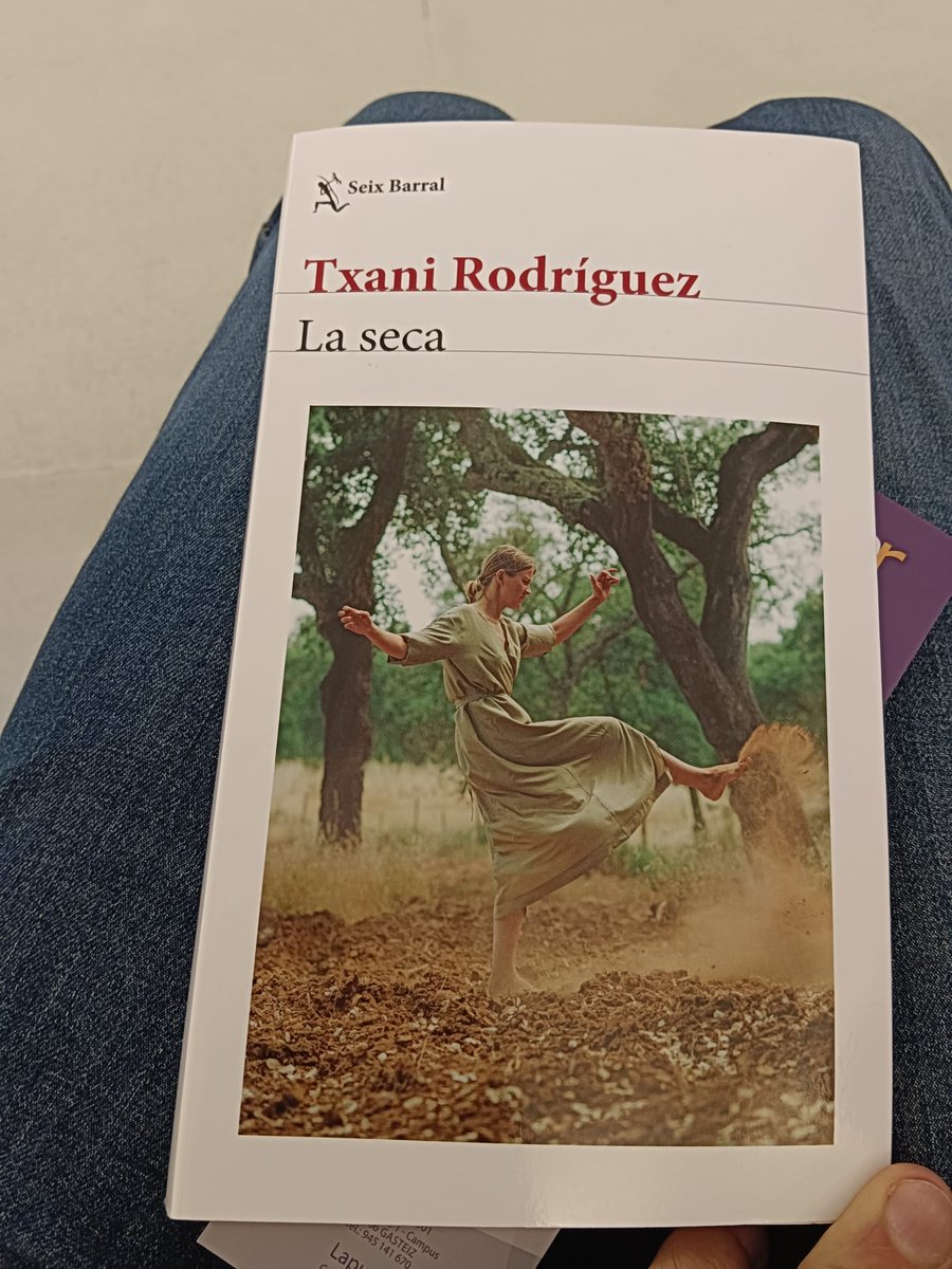 Me gustan mucho las novelas de Txani Rodríguez. Esta última me ha entusiasmado. Me da envidia esa capacidad de escribir escenas leves, en las que casi no pasa nada, mientras va creciendo algo oscuro y torrencial que a veces revienta y a veces no. Qué tensión, qué maravilla.