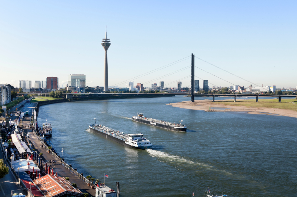 An diesem Sonntag, den 31.03. um 15:00 Uhr, bieten wir im SchifffahrtMuseum eine Öffentliche Führung an: 'Den Rhein erleben'🚢 📷: Sammlung Schlüter #Museum #Düsseldorf #Führung #Geschichte