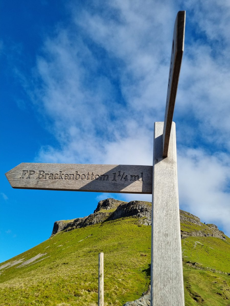 This way for a brackeny bottom #PenyGhent @yorkshire_dales @gauberbunkbarn #FingerpostFriday @FingerpostFri