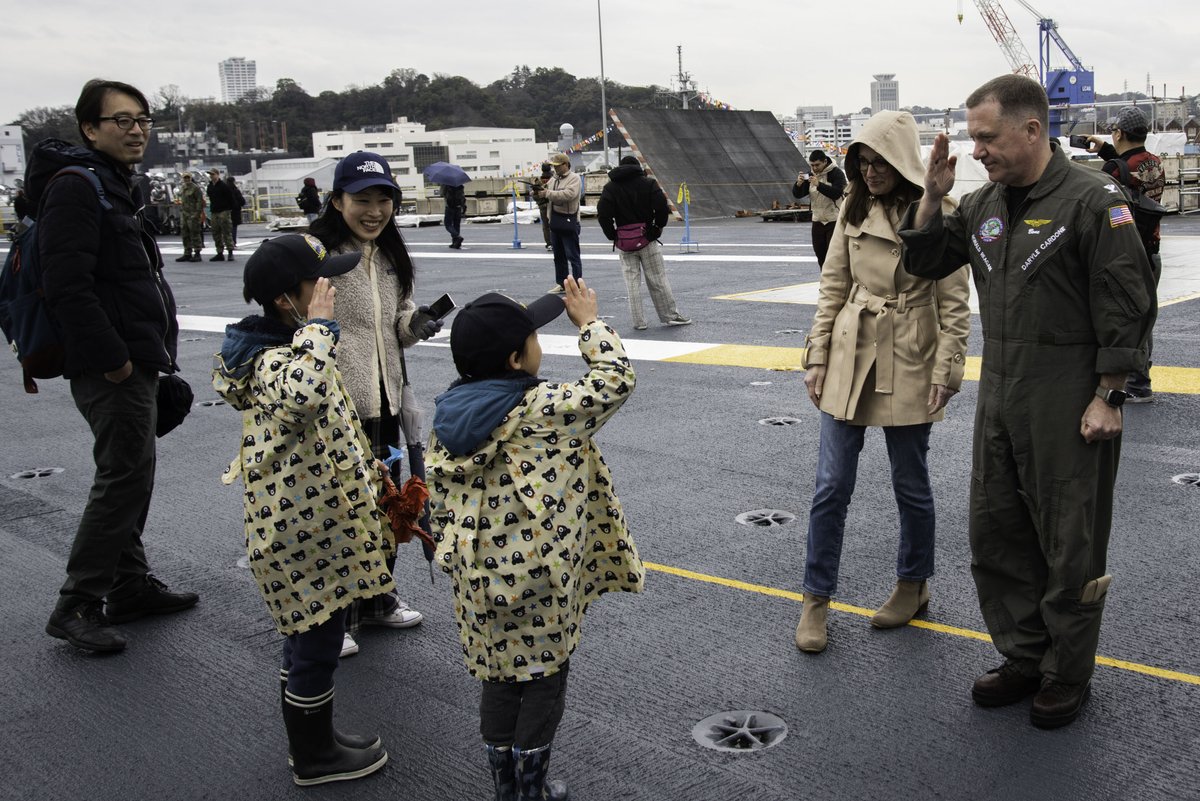 3月23日に開催された米海軍横須賀基地のスプリングフェスティバルでは、指揮統制艦ブルーリッジと空母ロナルド・レーガンの艦船見学が行われました😃写真はレーガンの飛行甲板で見学に訪れた子供さんたちと敬礼を交わす、艦長のダリル・カードーン大佐😊