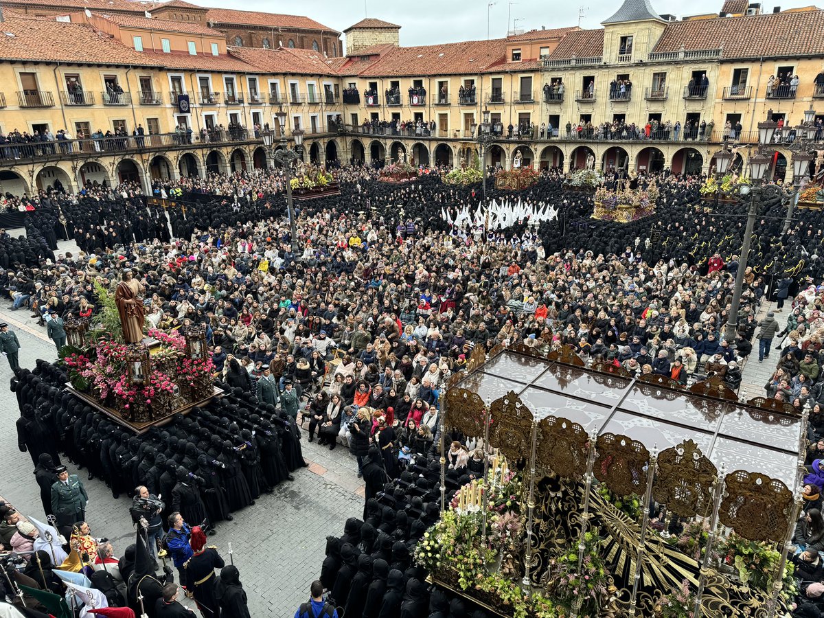 San Juan y la Dolorosa se dan la mano en la Plaza Mayor de #LeónEsp en un acto que cada #SemanaSantaLeón congrega a miles de leoneses y visitantes.