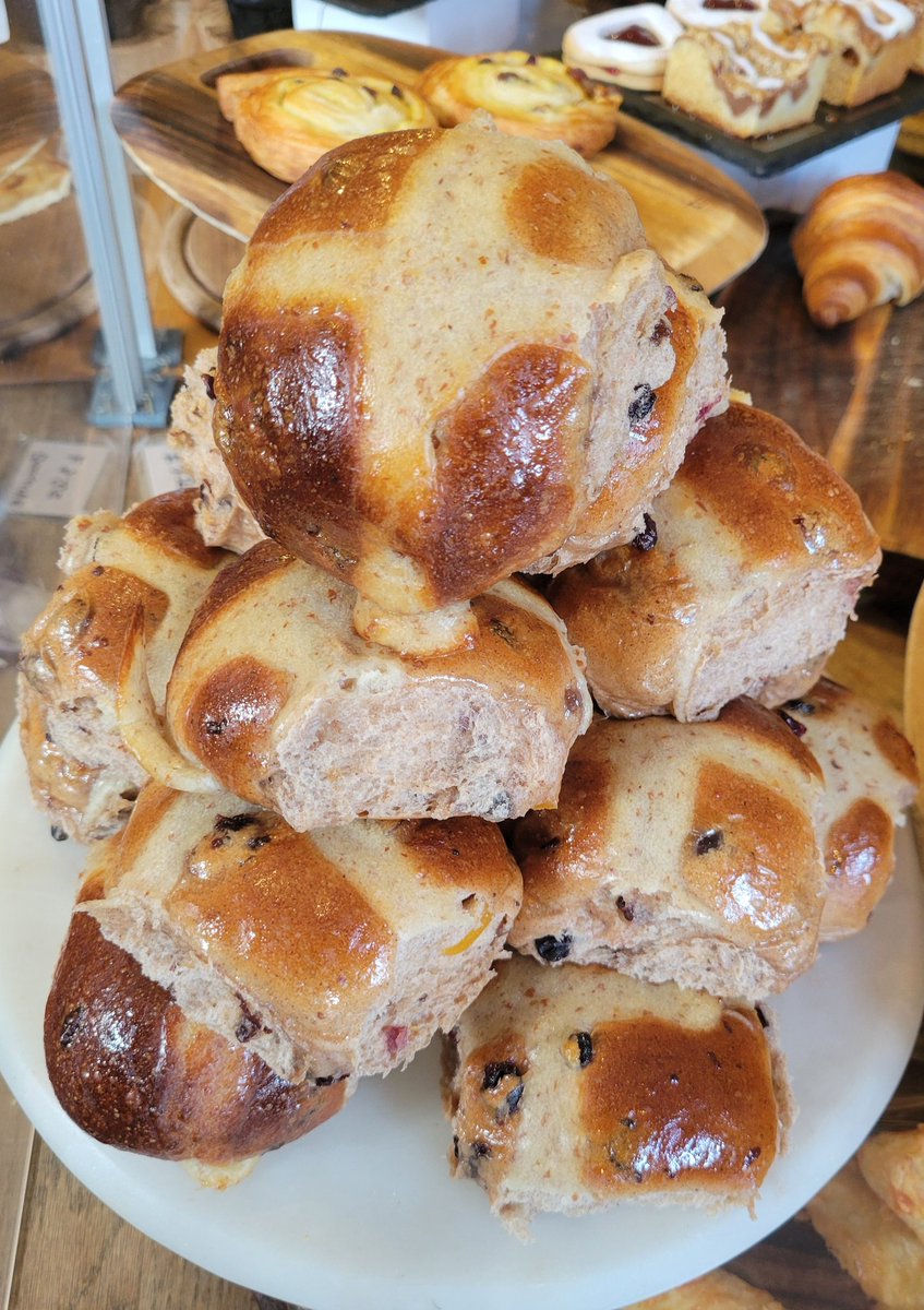 Hot cross buns!
Hot cross buns!
One a penny, two a penny,*
Hot cross buns!

If you have no daughters,
Give them to your sons.
One a penny, two a penny,
Hot cross buns!

(Not actual price 🤣)