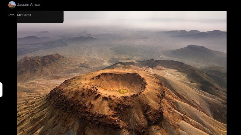 zakiberkata's tweet photo. Harrat Khaybar, Arab Saudi.
Ladang lava yang terbentuk oleh letusan selama 5 juta tahun terakhir, letusan terbaru yang tercatat terjadi antara 600-700 Masehi.

Harrat Khaybar tergolong langka karena batuan berwarna terang yang disebabkan oleh adanya sejenis batuan beku biru-abu-abu muda yang bersifat alkali dan kaya silika yang disebut comendite.

Foto NASA - ISS Maret 2008