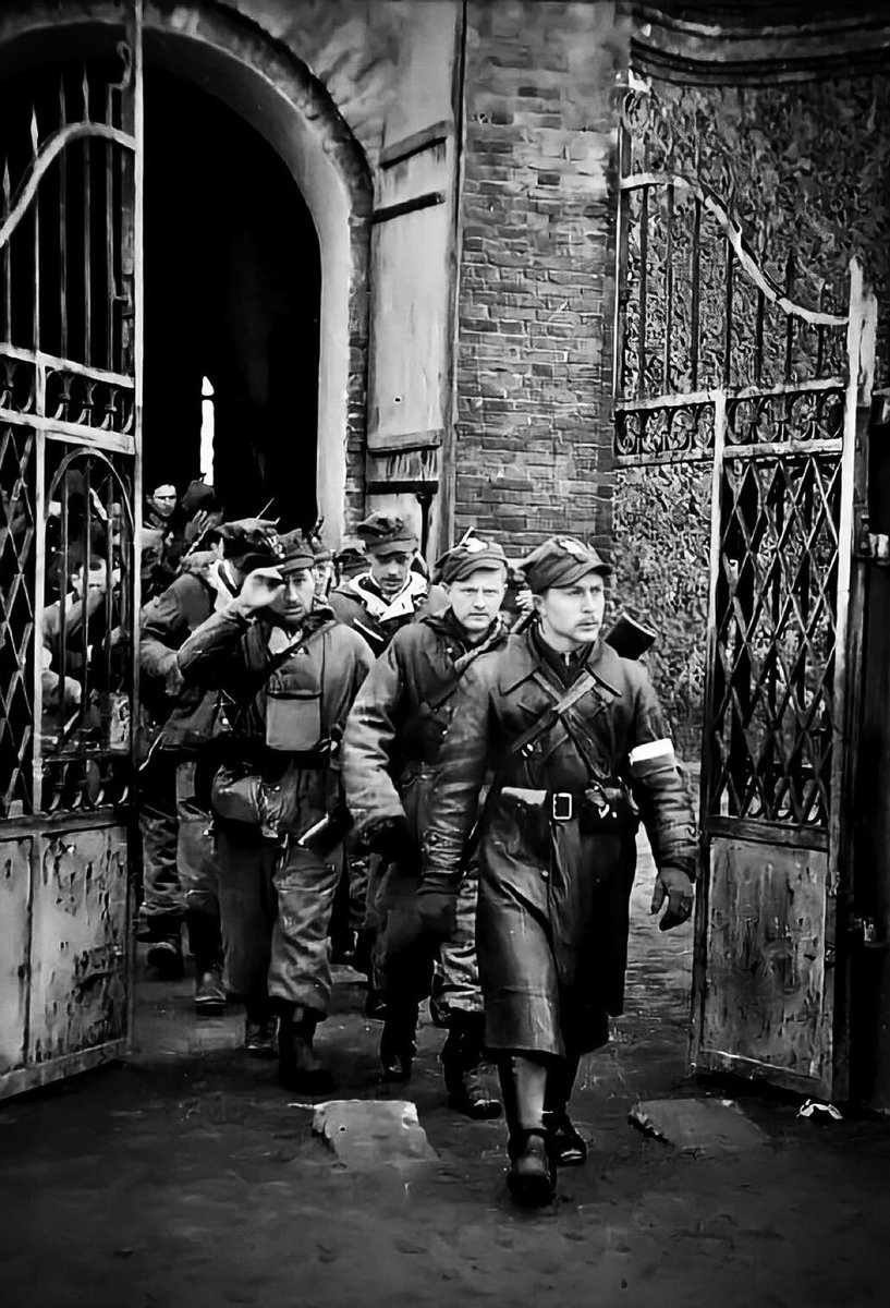 Wielkanoc 1944. Żołnierze Armii Krajowej wychodzą z kościoła.