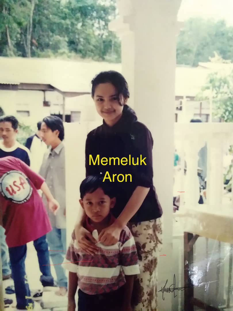AronOsman's tweet photo. Aku sebenarnya ada beef dengan Siti Nurhaliza. 

Waktu tu circa 1999-2000. Aku bawak basikal tanduk LERUN aku lepas tangan turun bukit. 

Sekali, aku sodok kereta Waja nak keluar simpang. 

Ko tau siapa keluar kereta ?

Siti Nurhaliza.

‘ Adik ok? ‘

Aku tak jawab terus aku lari. https://t.co/AWJj6UgSGn