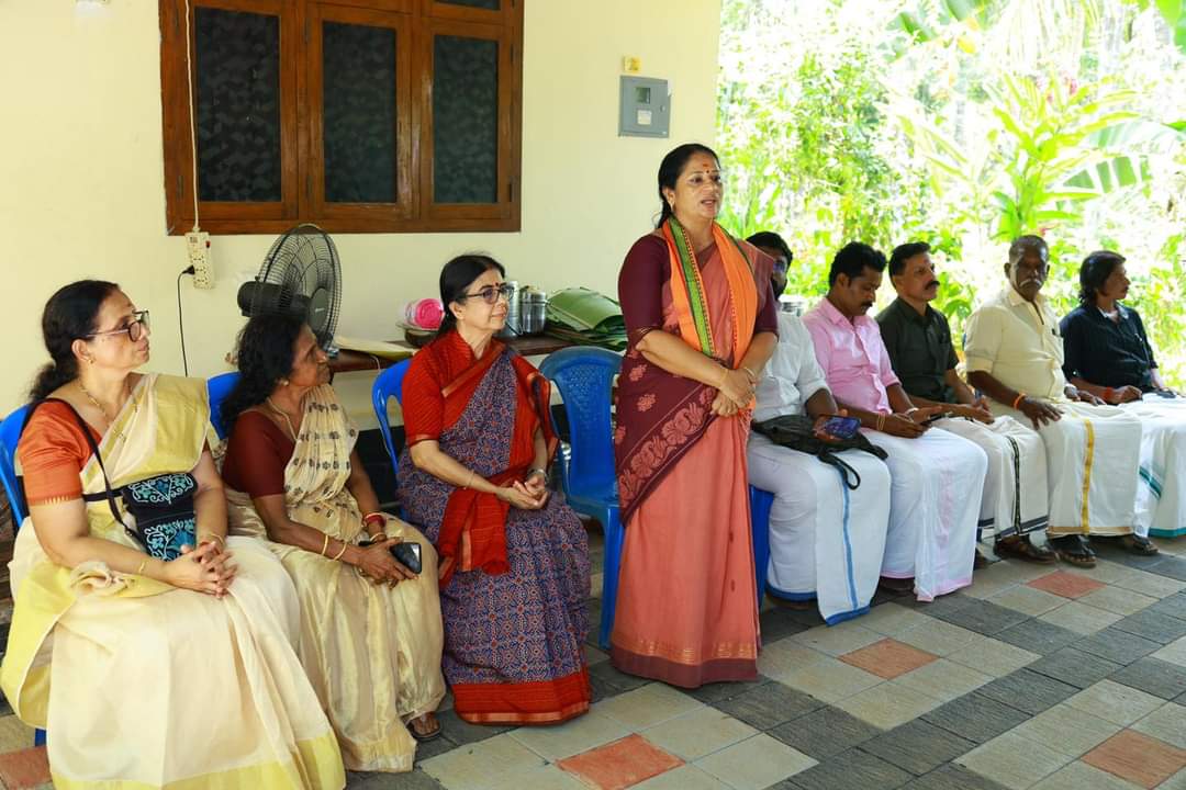 ചാലിശ്ശേരി കക്കാട്ടിരിയിൽ മഹിള പ്രവർത്തകർ സംഘടിപ്പിച്ച കുടുംബ യോഗത്തിൽ പങ്കെടുത്തു. സ്ത്രീ വോട്ടർമാരുടെ നേതൃത്വത്തിൽ നടന്ന പരിപാടി ഏറെ സന്തോഷം നൽകുന്നു. മോദി സർക്കാരിൽ സ്ത്രീകൾക്കുള്ള വിശ്വാസവും പ്രതീക്ഷയും വാനോളമാണ്… #Nivedida4Ponnani #phirekbaarmodisarkar #ModiKiGuarantee