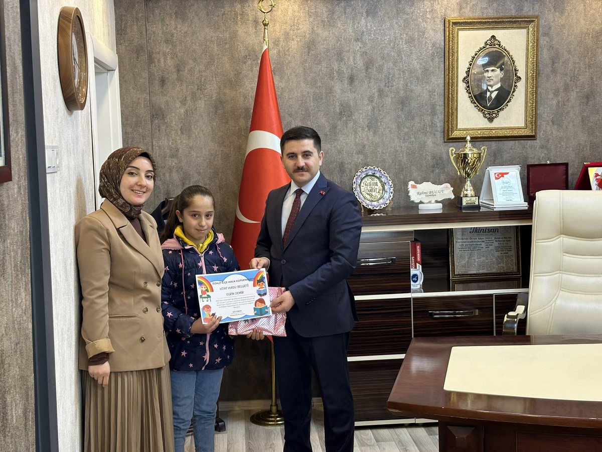 3 Nisan Ortaokulu ve İlkokulu 2023-2024 eğitim öğretim yılı içerisinde derece ile kitap okuma başarısı gösteren öğrencilerimize, Kaymakamımız ve Belediye Başkan Vekilimiz Sn. Rahmi BULUT,  başarı belgesi ve hediyelerini takdim etti.