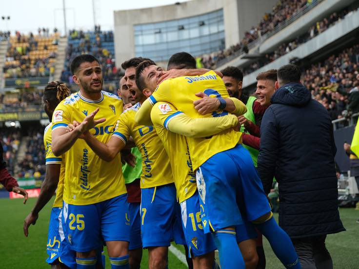 No existe una hipotética salvación del Cádiz CF que no pase por ganar hoy. Como si la vida se fuera en ello, meter presión o tocar fondo. 

Vuelve el cosquilleo, la tensión, el nerviosismo, los sudores fríos, las ganas de cantar el himno. Vuelve el Cádiz CF.

#CádizGranada