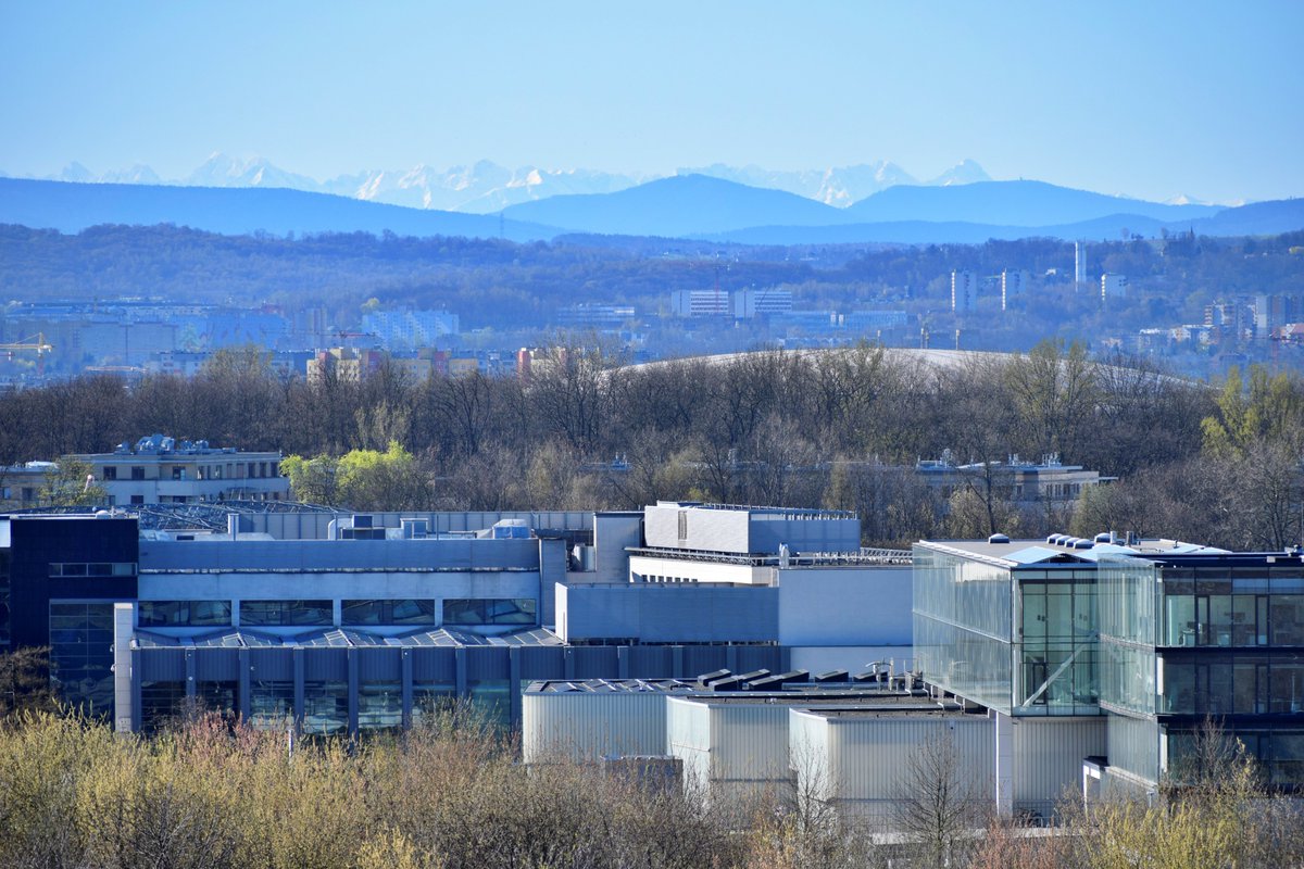 Wiosna i zima na jednym obrazku. Takie widoki z zielonego dachu Cogiteonu: