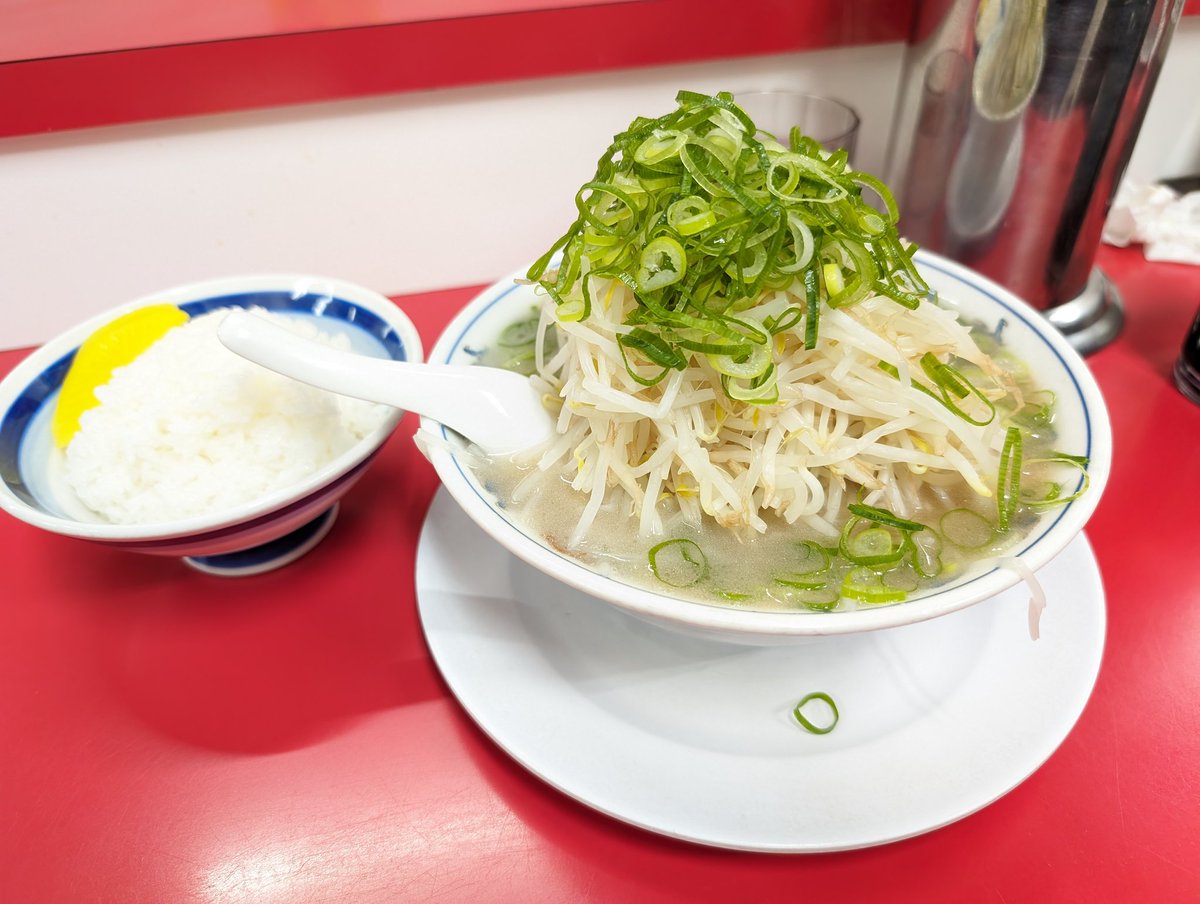 たっぷりなもやしが特徴的な愛知ローカルチェーンのラーメン 福
お味は背脂醤油ラーメン。シンプルなラーメンなのに、一度ハマるとまた食べたいな…となるラーメンです。
1杯650円というお手軽価格なのでお越の際はご賞味ください
写真は野菜多め(もやし、ねぎが増量(無料))

#ゆずラー会