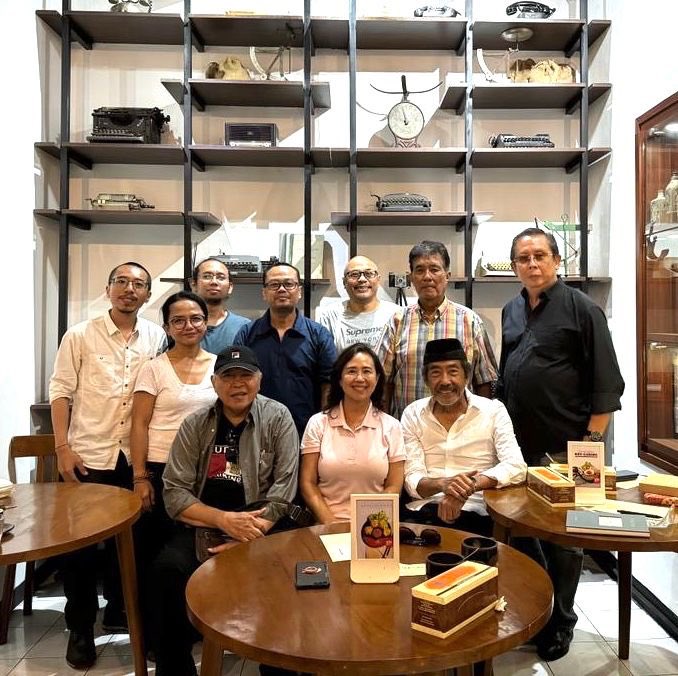 Rencana Kunjungi Pameran Foto DIALEKTIKA Ibu Flora Rikin di Jakarta, Januari 2024.
Kumpul di Kopi Pakpos Yogyakarta 7 Januari 2024.