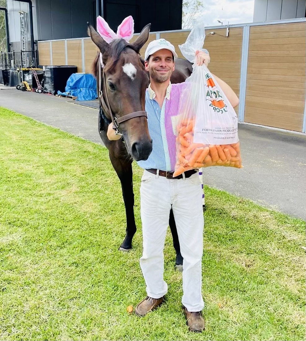 The Easter Bunny has been to Randwick Equine Centre to drop off some treats for Fangirl and the wonderful team around her! Happy Easter everyone! 🐣 🥕 🍫 📷 1 - Tania Rouse 📷 2 - Belinda Geary, Tania & Louise Mingay 📷 3 - Dr Tate Morris