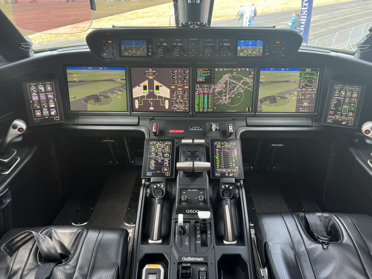 The amazing @GulfstreamAero Symmetry flight deck on the #G500 seen at @FIAFarnborough 2022 featuring 10 touch screen displays and an active control side stick. The plane offers a max 5300NM range and up to 0.925 mach. #aviation #bizjet #GulfstreamG500 #LuxuryTravel