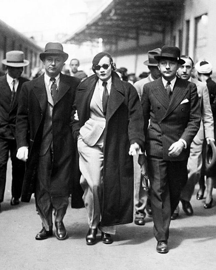 Marlene Dietrich fué detenida en una estación de tren de París en 1933 por violar la prohibición de que las mujeres usen pantalones.