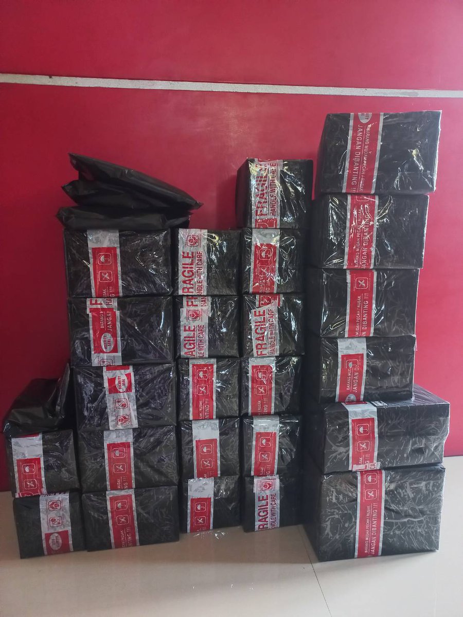 jajanochi's tweet photo. Hai! Pengiriman BOX 14 Sudah selesai ya! Ochi juga mau ngabarin kalau untuk selanjutnya Ochi bakal close order dulu ya teman-teman. Terima kasih banyak sudah setia jajan lewat Ochi sampai BOX 14 ini 🙇‍♀️ https://t.co/3kQJycXXor