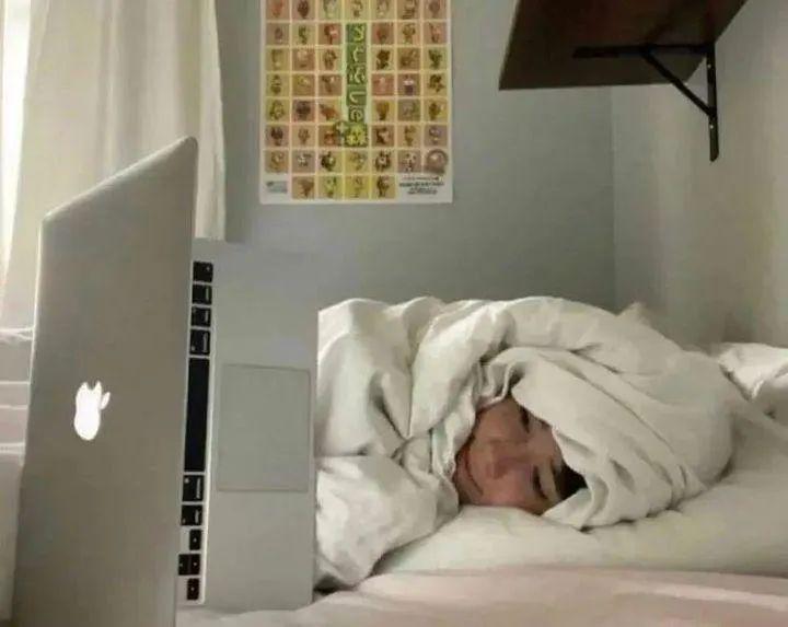 “Finalmente 4 giorni di ponte, feste, alcool e notti a ballare in discoteca fino a tardi .”
I miei programmi per il ponte: