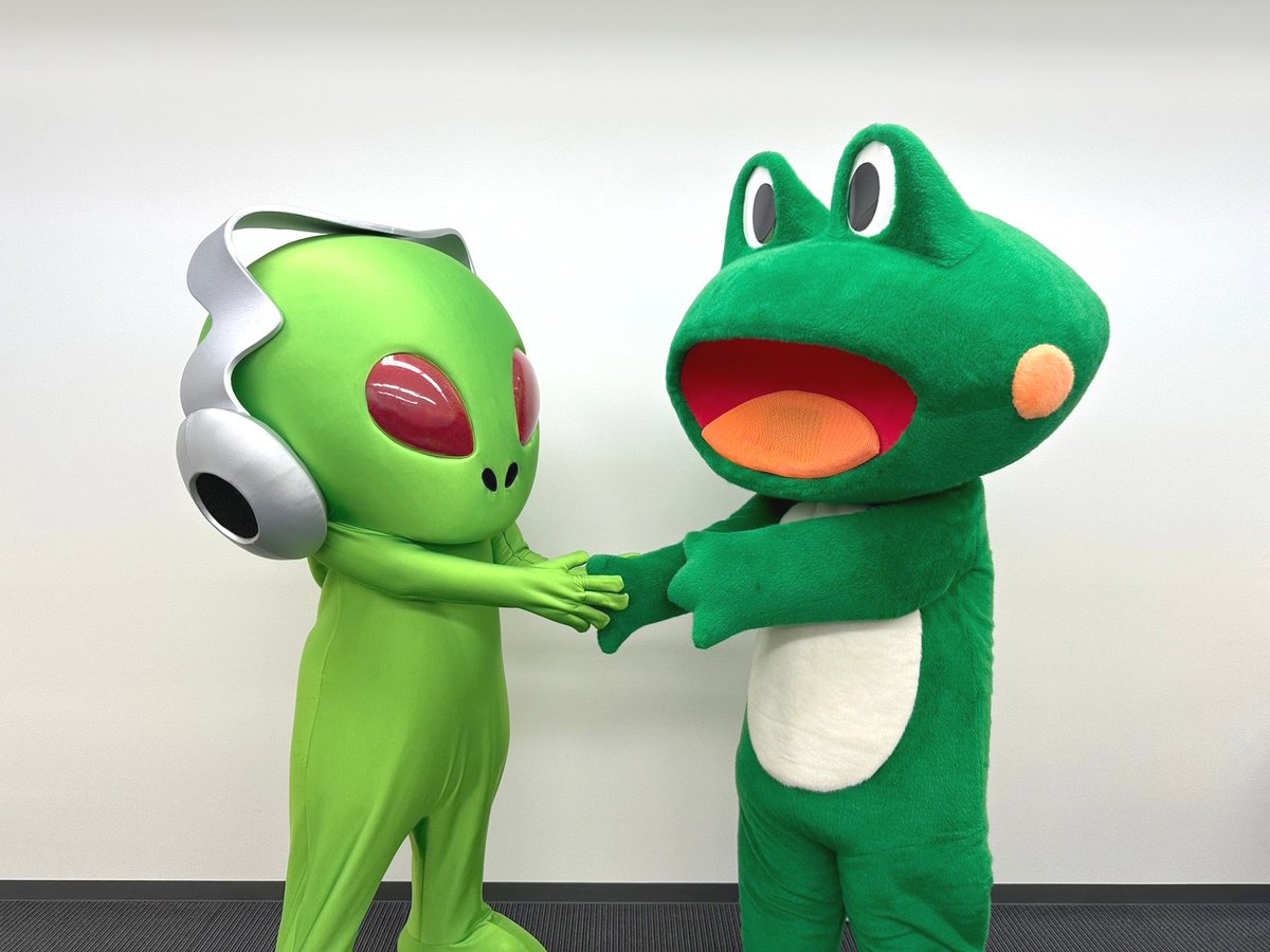 【ケロットからおしらせ】 エイリやんくんとあたらしいぷろじぇくとをはじめることにしたよ👽🐸 ぼくたちでみどりいろはすごいんだぞっていうのをいっぱいひろめていくんだ🌈 これからみーてぃんぐしてくるね♪ #エイプリルフール