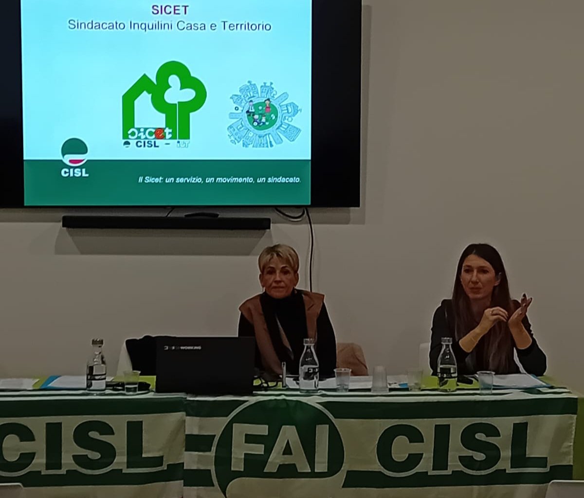 DSantini74's tweet photo. Ieri in #H3CoWorking #Formazione @fai_cisl Marche sui #Servizi.#SRBarba:"Dopo corso su @InasCisl,ora turno di @CafCisl con resp.#FabioLa,@AnolfNazionale con @MassimoGiacc,@AdiconsumMarche con #Roberta,@SicetNazionale Marche con #Jessica".@OnofrioRota @CislNazionale @cislmarche https://t.co/McXomZrywC