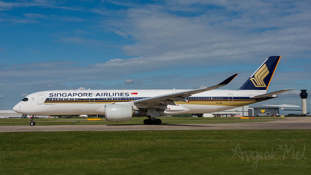 A @SingaporeAir @AirbusintheUK A350-941 9V-SMU seen at @manairport 26th Aug 2022 in some lovely summer sunshine #aviation #singaporeairlines #flymanchester #A350 #planespotting #wingwednesday