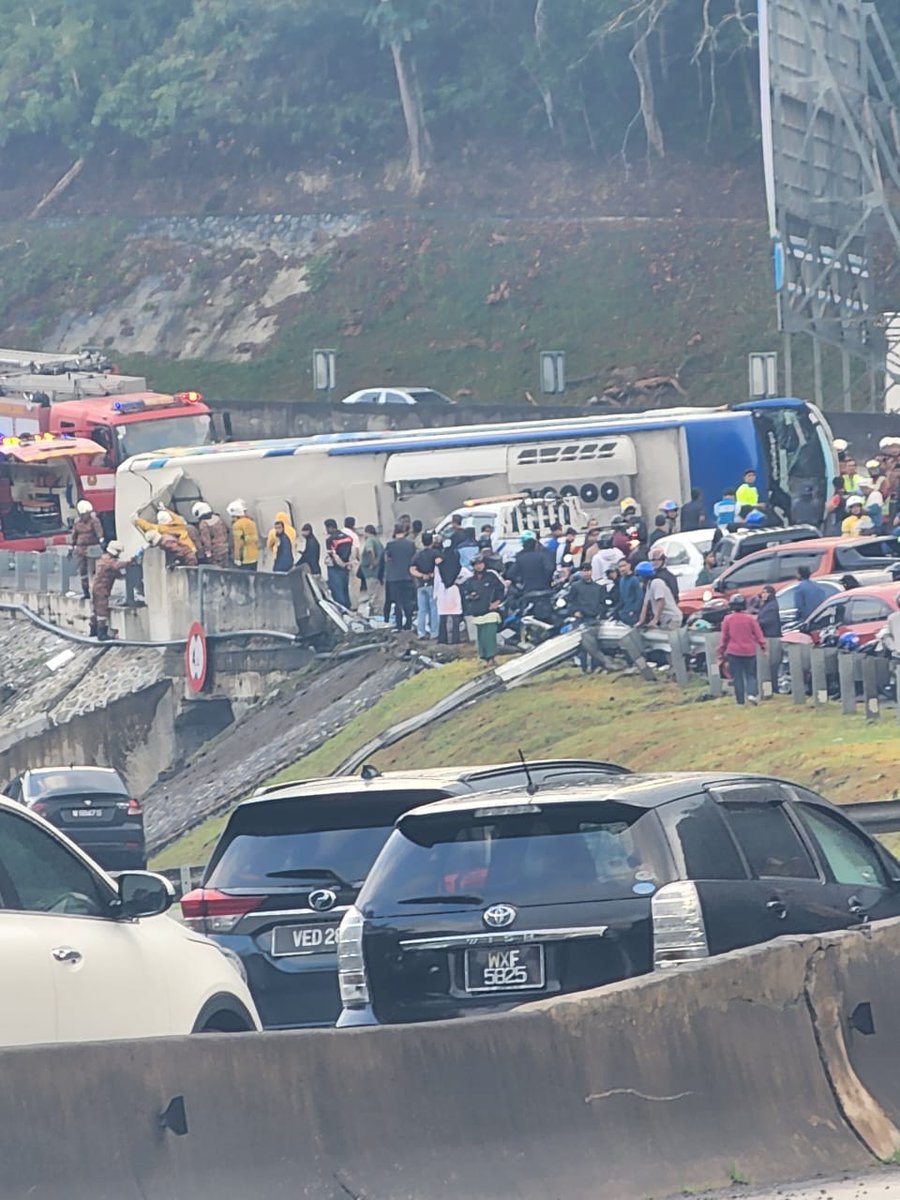 bernamadotcom's tweet photo. Bas terbalik di Lebuhraya KLK: Dua maut, 13 cedera 

https://t.co/TvVKODb714 

#bernamanews https://t.co/8qhrhpGoTr