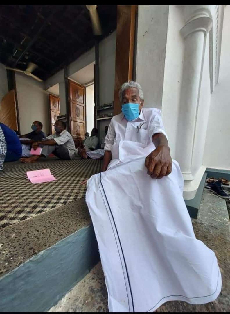 kcjoseph99's tweet photo. സാധാരണക്കാരിൽ സാധാരണക്കാരനായ ഒരു ജനനേതാവ് . ഒരു  ദുഃഖ:വെള്ളിയാഴ്ച പുതുപ്പള്ളി പള്ളിനടയിൽ പ്രാർത്ഥനയിൽ പങ്കെടുക്കുന്നു .താൻ അന്ത്യവിശ്രമം കൊള്ളുന്ന പുതുപ്പള്ളി പള്ളി എന്നും അദ്ദേഹത്തിന്റെ ജീവിതത്തിന്റെ ഭാഗവും അഭയകേന്ദ്രവുമായിരുന്നു. സ്നേഹ സ്മരണകളൊടെ 🌺🌺 https://t.co/axif0IgCJB