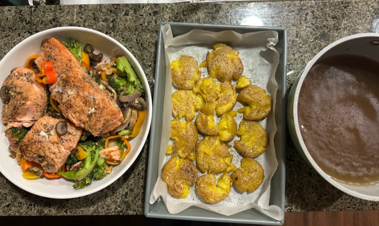 Today I made pan-fried salmon, vegetables, potatoes, etc