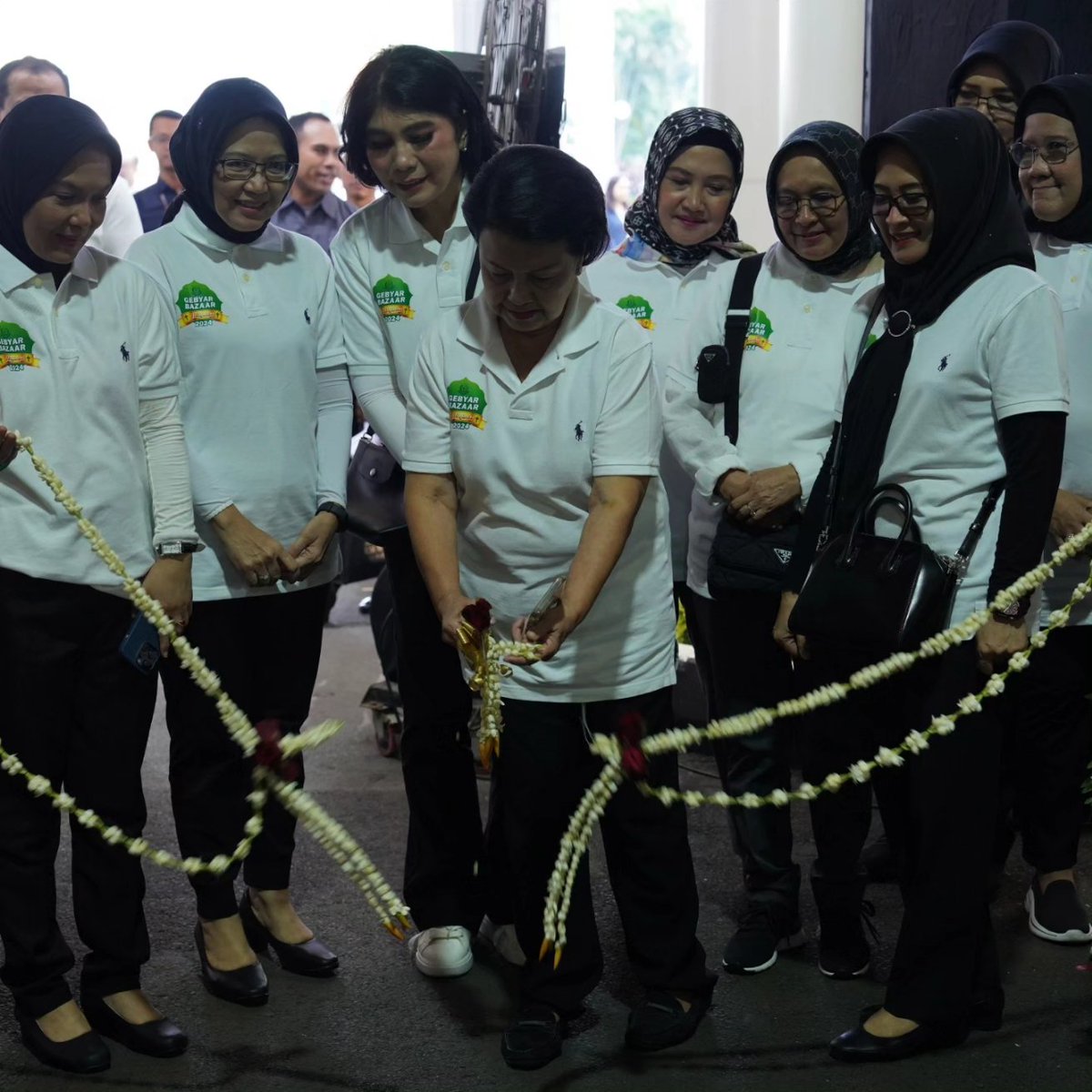 Ketua KKRI menghadiri acara pembukaan Gebyar Bazar Adhyaksa 2024 di lingkungan Kejaksaan Agung, kegiatan tersebut dalam rangka melaksanakan program Kejaksaan RI Peduli, kegiatan tersebut dibuka langsung oleh Jaksa Agung RI dan Ketua Ikatan Adhyaksa Dharma Kartini, 28 Maret 2024
