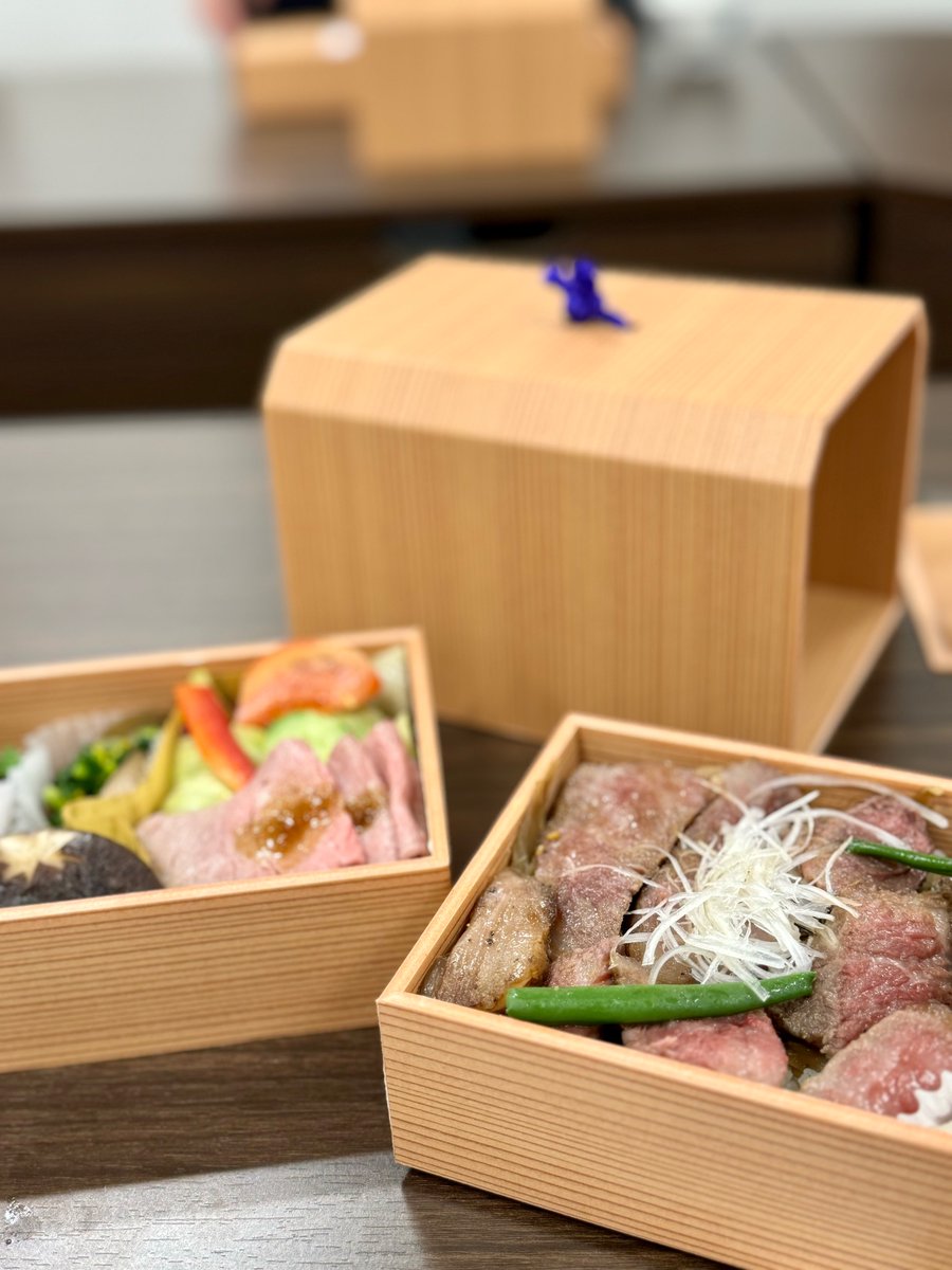 Kyoto_SP_Shop's tweet photo. 今日のランチはモリタ屋 東京丸の内店さんのステーキ重弁当🍱
ボリューム満点！
いつもパンフレットの配架でお世話になっています🌸
#京都市サポーターショップ
#モリタ屋 https://t.co/KIc5gEIsQV