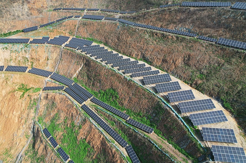 Turning old into gold! #Xiaoshan's Suoqian town powers up with a new PV project at a former mine site. With an installed capacity of 1.01 MW and nearly 1 million kWh in annual output, it's set to cut CO2 emissions by over 1,000 tons annually! 🌞💡 #WhatsOnXiaoshan #Hangzhou