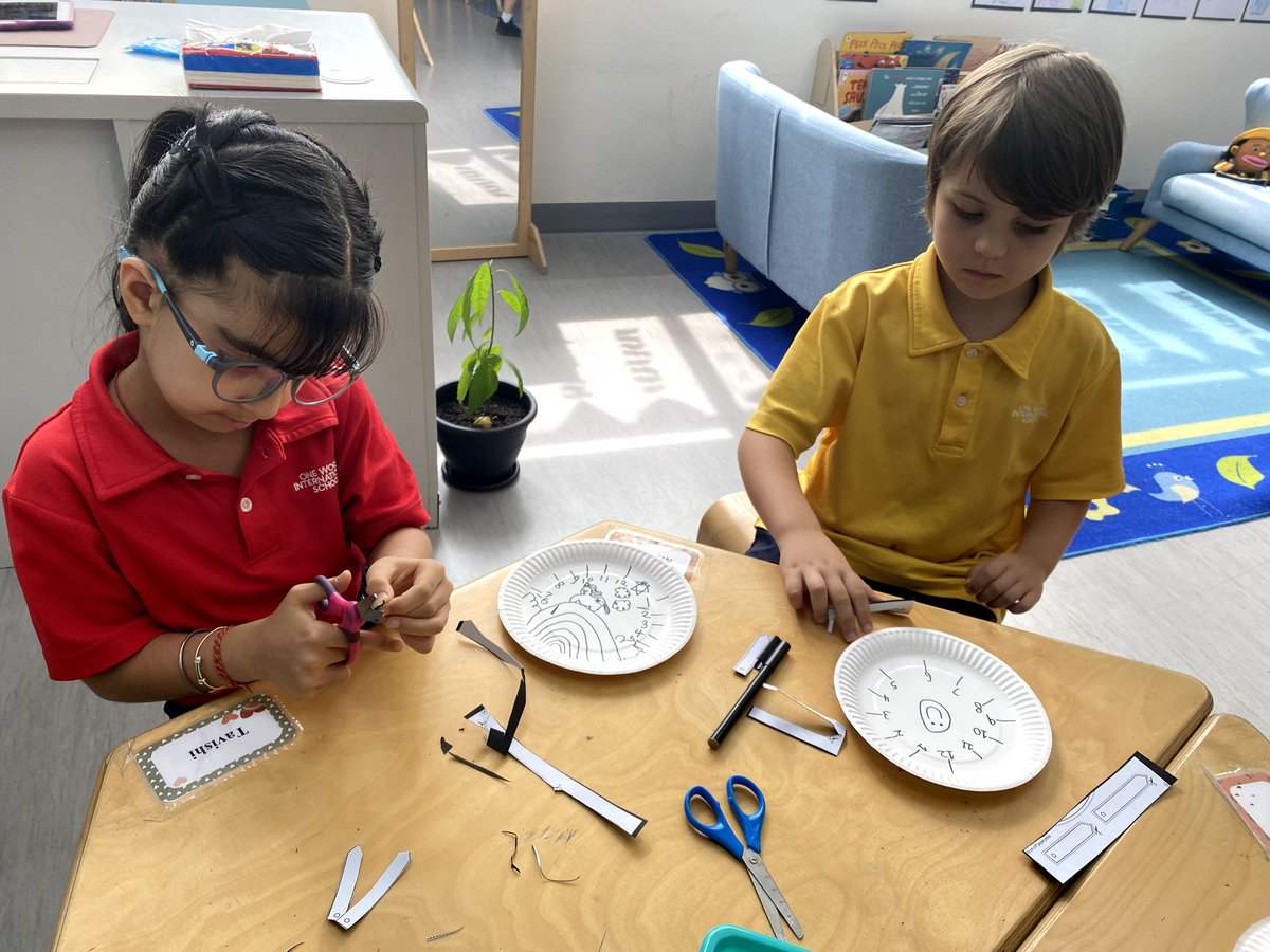 OWIS_Singapore's tweet image. Early Childhood 3 students explored telling time in Mandarin, diving into hands-on clock-making after the lesson! Excitement filled the room as they practiced their newfound skills! #MandarinLearning #HandsOnFun #OWISFamily #OneWithTheWorld #OneWorldOneCommunity