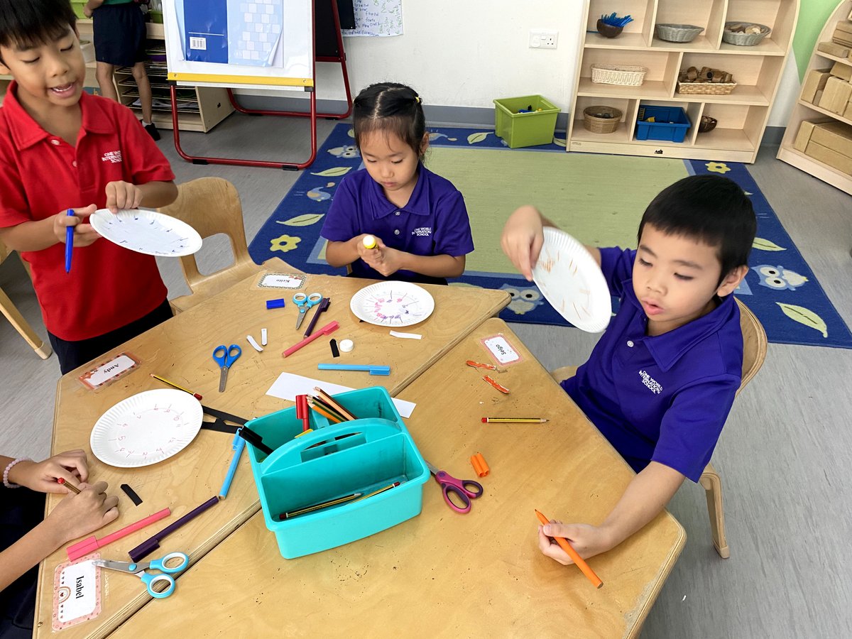 OWIS_Singapore's tweet image. Early Childhood 3 students explored telling time in Mandarin, diving into hands-on clock-making after the lesson! Excitement filled the room as they practiced their newfound skills! #MandarinLearning #HandsOnFun #OWISFamily #OneWithTheWorld #OneWorldOneCommunity