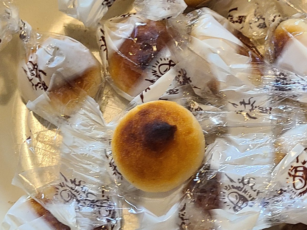 #本日のおやつ 

鈴木製菓　栗しぐれ

久しぶりに見かけて購入。上白あんを焼き上げ、栗のようにまろやかな味に仕上げました。一口サイズの栗まんじゅう。しっとり白あんの甘さと風味と懐かしい感じが最高でした。

#企業公式おやつ部
