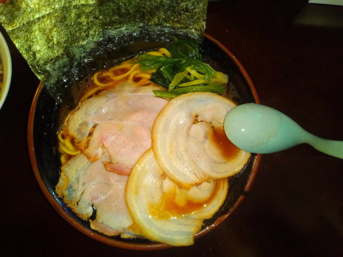 埼玉県久喜市にあるさぼり家の家系ラーメン
風味とコクの深い醤油に豚骨の旨味が加わりすごく美味しいラーメンでした
#ゆずラー会