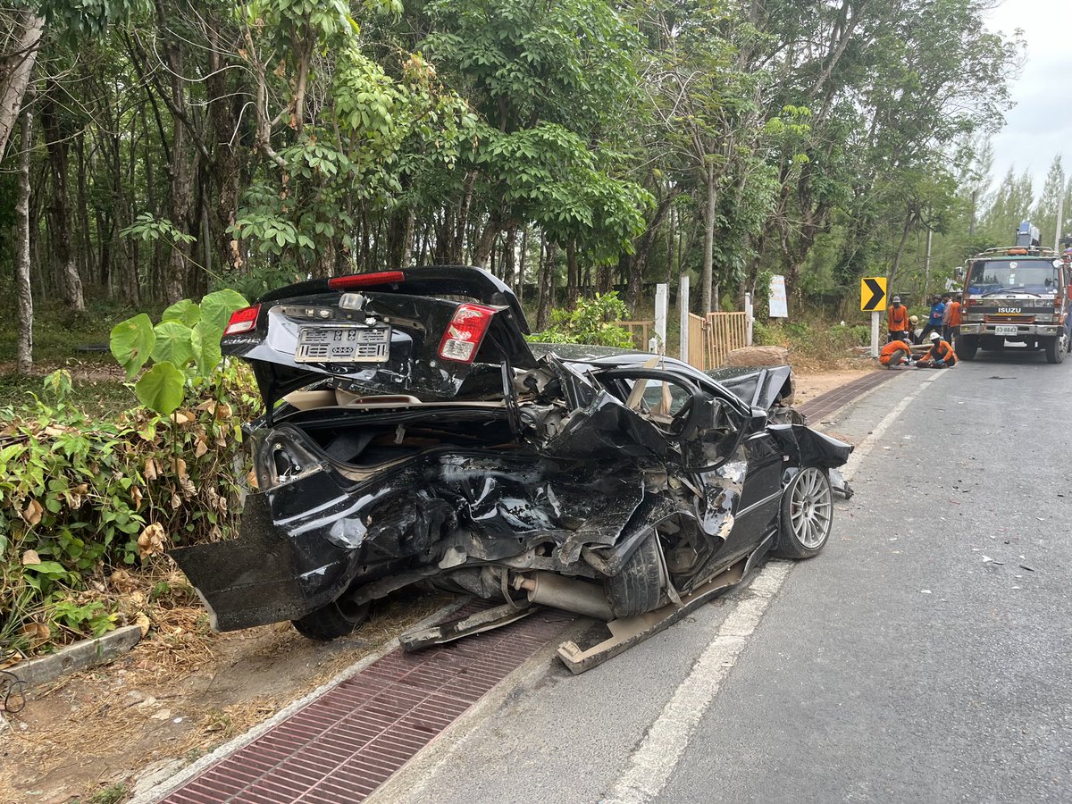 khun_farang's tweet photo. @danno_online Yuup nasty crash. Terrible traffic around because the road is blocked because few electricity poles are down. https://t.co/BTRRrer0aP