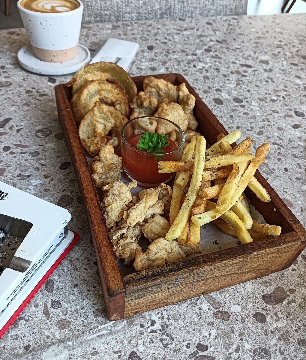 ardiom31's tweet photo. #FyiFreen jadi tempat favorite makan siang, yups dinyaman itu dan secozy itu
Disini bisa bayar pake QRis so auto buka aplikasi BRImo @BANKBRI_ID dan bayar❤️ https://t.co/4IV0IhAelv