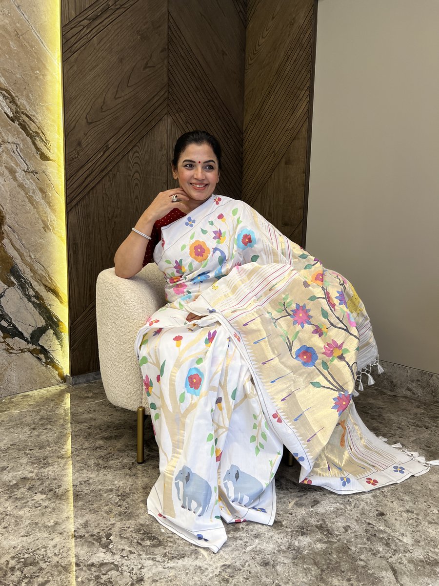 sohumsutras's tweet image. Mesmerizing craftsmanship meets timeless tradition: behold the exquisite White cotton all over jamdani paithani saree. 
WhatsApp +919810530027. ( wa.me/message/IMETRH… )
OR
linktr.ee/sohum_sutras #WhiteCotton #JamdaniPaithani #SareeLove