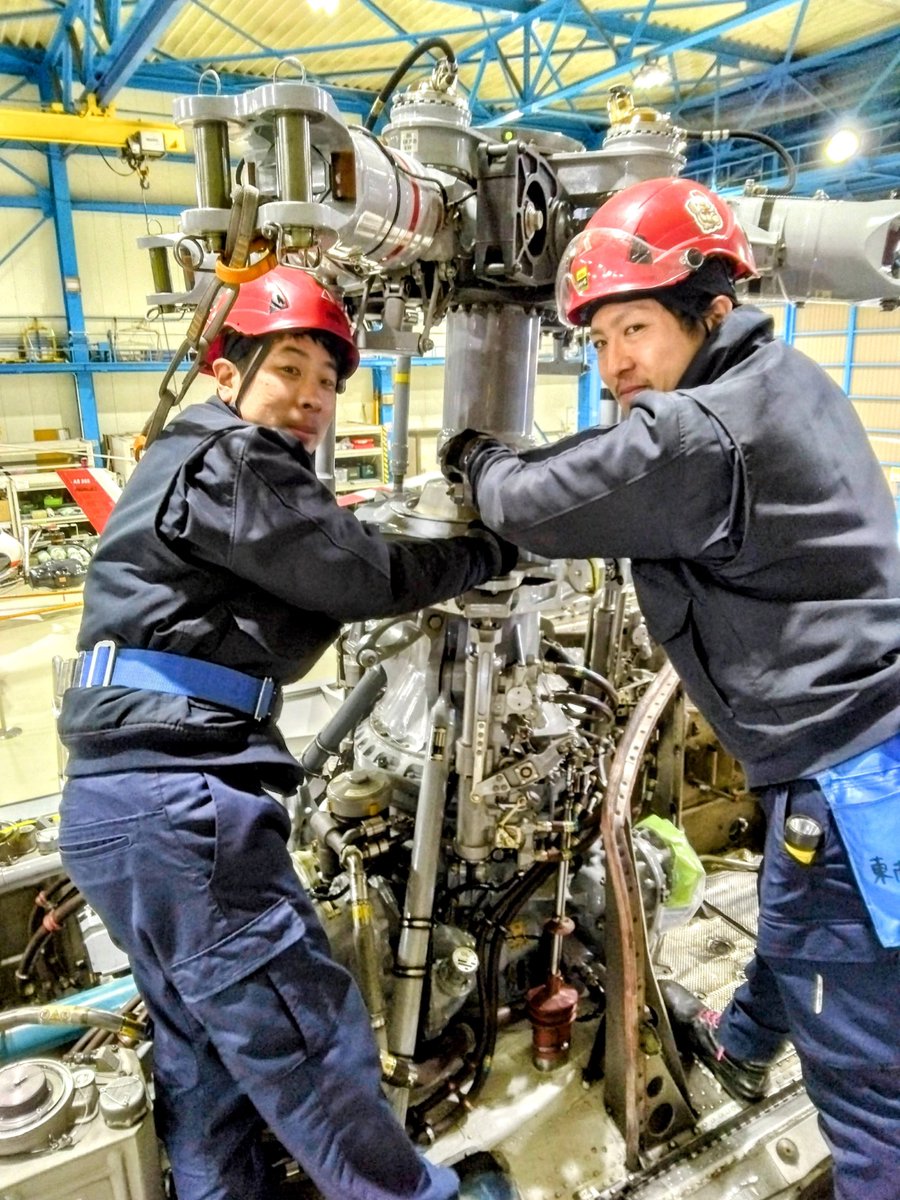 aerotoyota_1955's tweet photo. \#AS332L1 のメンテナンス🧑🔧/
物資輸送で大活躍しているヘリコプターの整備現場にお邪魔しました🎵
整備士・玉川さんと北原さんが、メインローターギアボックス周辺を整備しています💪
作業の合間、素敵な笑顔を向けてくれました😊
ありがとうございます!✨
#朝日航洋
Have a safe flight🚁 https://t.co/tEPvQ7BVDu