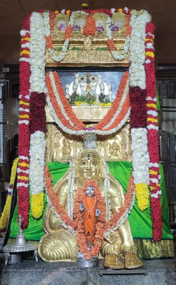 Jaggesh2's tweet photo. ಇಂದಿನ ರಾಯರ ಬೃಂದಾವನ ಅಲಂಕಾರ ದರ್ಶನ 🙏 https://t.co/Fl89OGYHzg