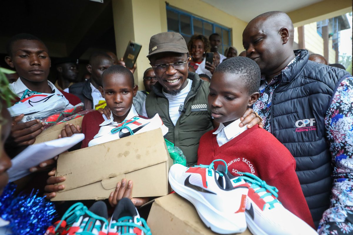 moyasa_ke's tweet photo. CS ABABU VISIT MERCY CHEPNGENO, FULLY KITS HER WITH TEAM KENYA UNIFORM

Mercy Chepngeno, a 17-year old girl from Lesirwo, Kericho County, astounded spectators at the Rift Valley Secondary School Sports Association games in Kipchoge Keino, when she won the girls'… https://t.co/x8DHVY7whA