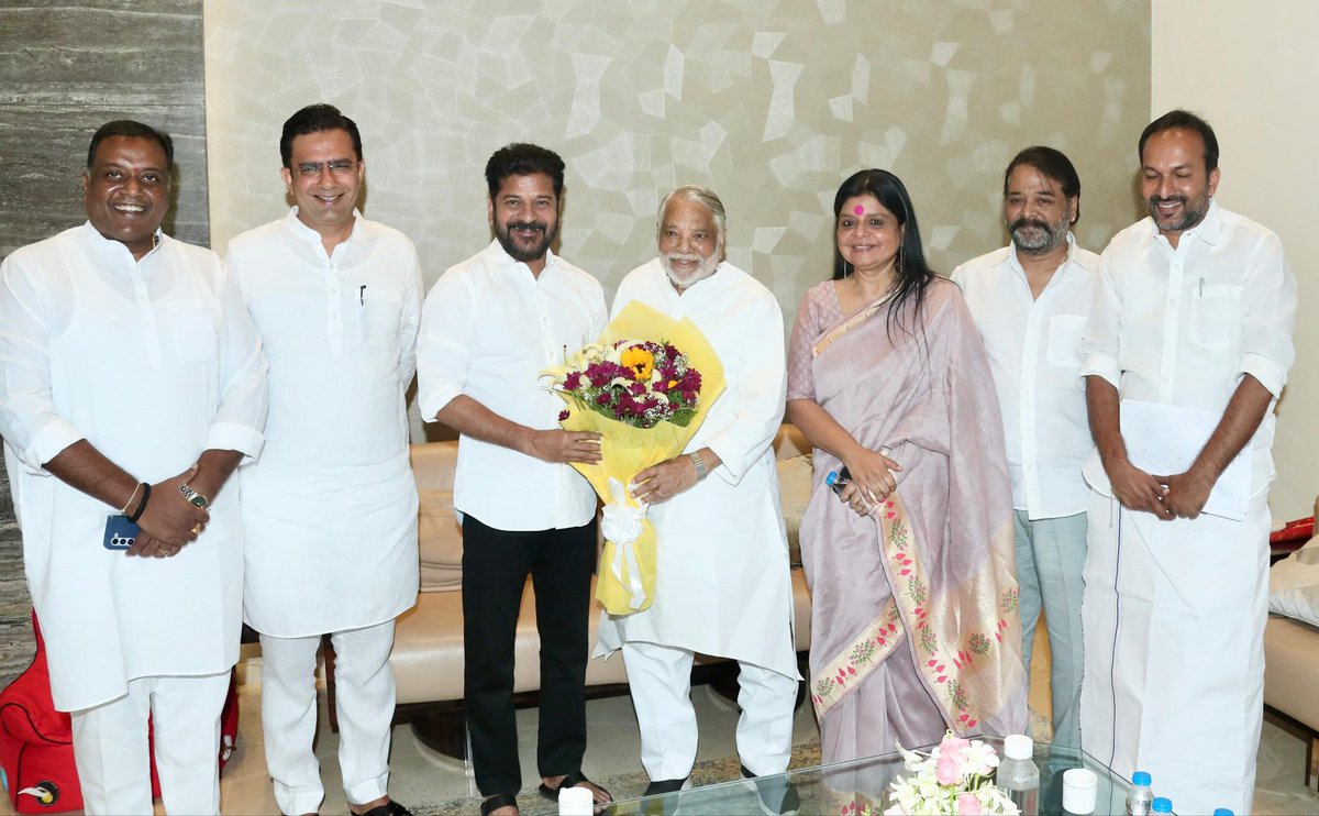 pasham_deepika's tweet image. Is it a big jolt to #BRS as Keshava Rao, seen as a strong supporter of former #CMKCR meets CM Revanth Reddy.
Him &amp;amp; his daughter GHMC Mayor @GadwalvijayaTRS to join #CongressParty