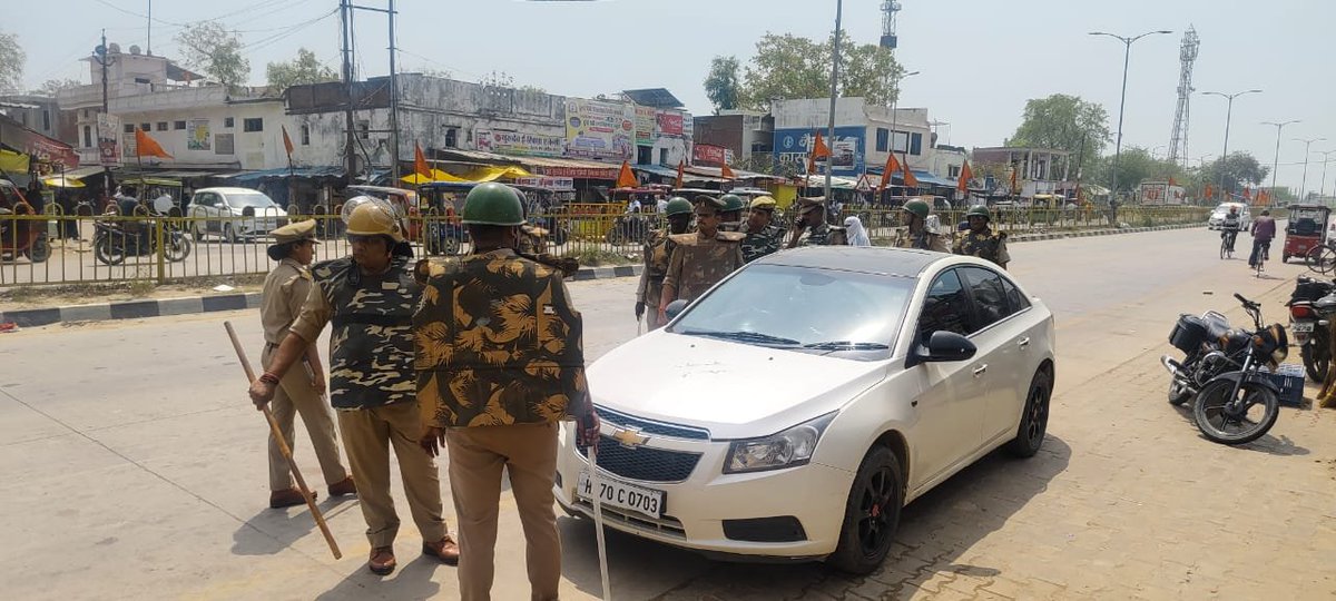 SP, PBH <a href="/satpal_IPS/">Satpal Antil IPS</a> के निर्देशन में कानून-व्यवस्था के दृष्टिगत थाना देल्हूपुर पुलिस द्वारा आगामी लोकसभा निर्वाचन-2024 /त्योहार के दृष्टिगत क्षेत्रान्तर्गत एरिया डोमिनेशन के तहत पैदल गश्त कर आदर्श आचार संहिता के अनुपालन/जुमे की नमाज के दृष्टिगत नागरिकों को जागरूक किया गया।