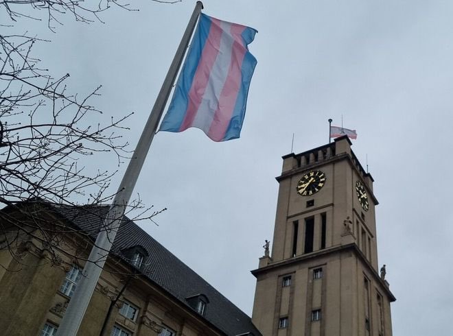 Auch die CDU Tempelhof–Schöneberg hisst die sog. „Trans-Flagge“. 
Staatliches Neutralitätsgebot? - who cares!
Hier mit dem sog. „queerpolitischen Sprecher“ der CDU, der Stellvertretender Bezirksbürgermeister der CDU & die sog. „Beauftragte für queere Lebensweisen“ der SPD.