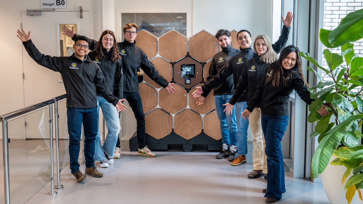 TechnologyBaseT's tweet image. Twee keer per week ontstaat een brand door e-bike batterijen en vorig jaar werden er maar liefst 4.500 e-bike accu’s gestolen. De oplossing?
@ChargeHyve: van concept naar marktwaardig product op Technology Base 👉🏻 technologybase.nl/nieuws/109/cha…

#ebike #accu #brandveiligheid