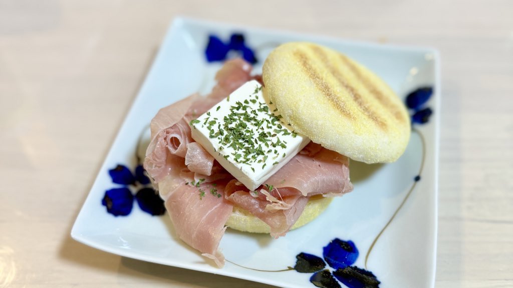 taka_bake's tweet image. It’s what’s for lunch today. Rebaked frozen english muffin sandwiches with prosciutto and cream cheese. Dried parsley for garnish. #bakingbread #sourdough