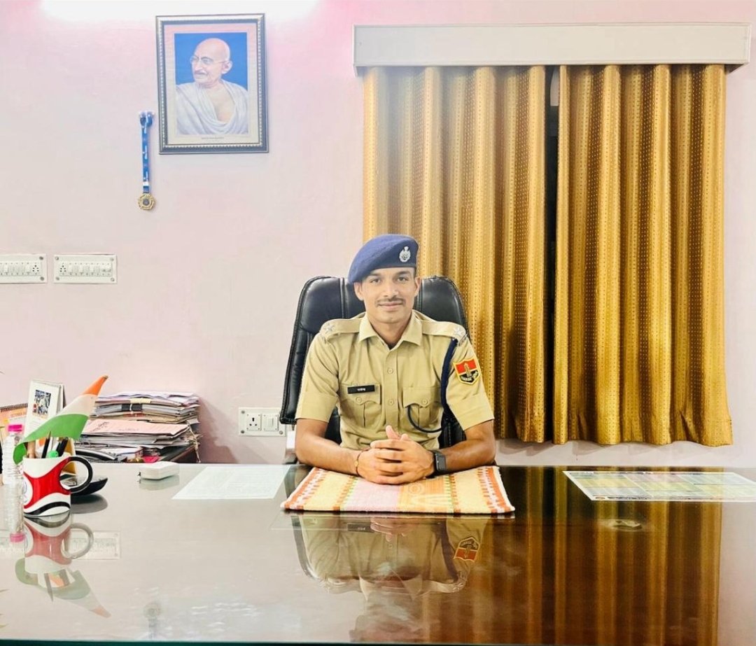 कोटा चित्तौड़गढ़ हाईवे पर हुए भीषण सड़क हादसे में राजस्थान विश्वविद्यालय के छात्र रहे RPS राजेंद्र गुर्जर जी के निधन की खबर अत्यंत दुःखद है।
ईश्वर दिवंगत आत्मा को अपने श्रीचरणों में स्थान व शोकाकुल परिजनों को संबल प्रदान करें।
#NirmalChoudhary