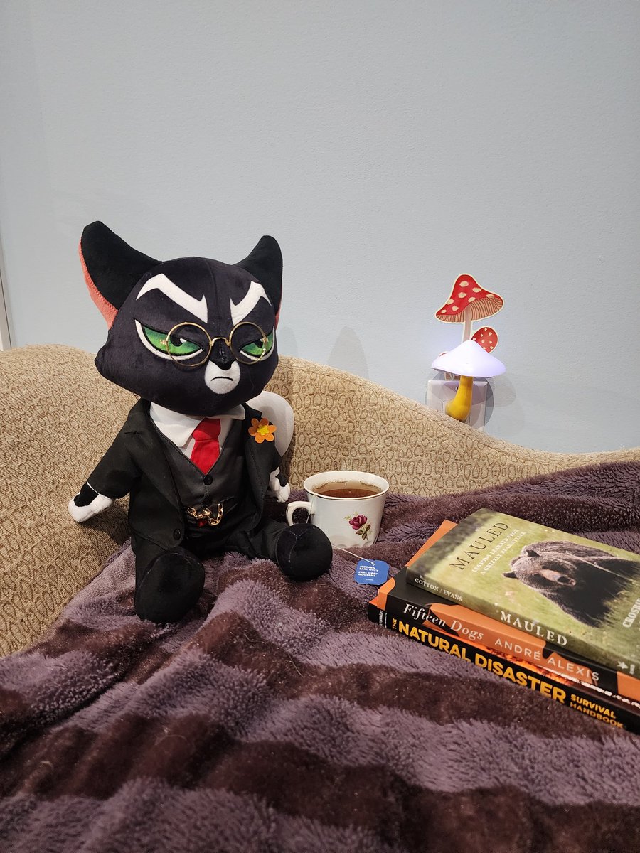 CandyColorWolf's tweet image. HAPPY BIRTHDAY, MORDECAI!!! I wasn't entirely sure what food he'd like, so I went with some earl grey tea, and the present of being alone to do some reading.... still doesn't seem too happy. #lackadaisy #LackadaisyCats #mordecaiheller