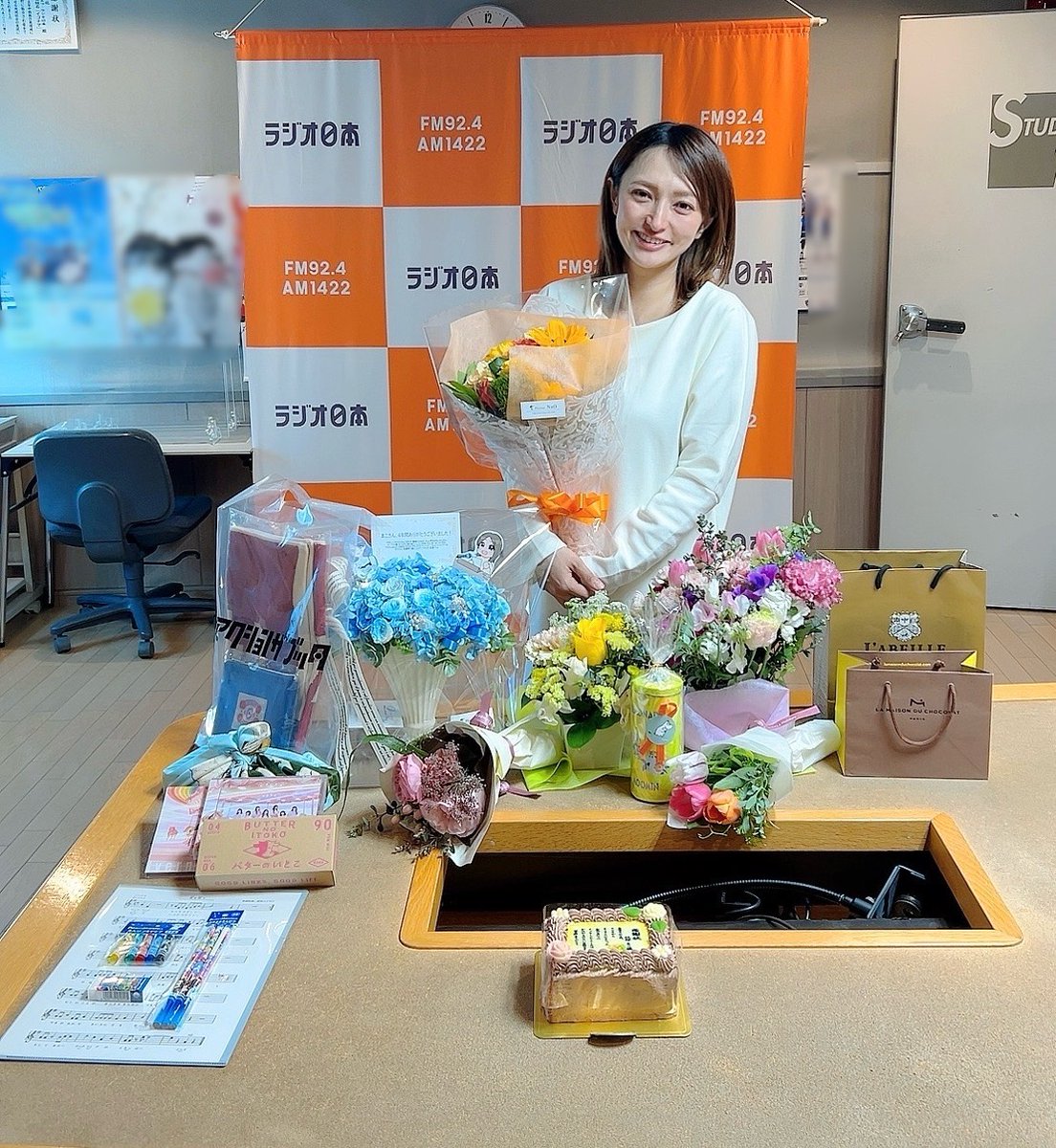 Voice1422's tweet image. 今日は #杜野まこ さんラスト回！
たくさんの人たちが駆け付けてくれました🏃💭
まこさん、4年間お疲れ様でした！
皆さんも沢山のメッセージ、ありがとうございました！

#瀬名葉月 #三遊亭楽生 #平松可奈子
#ラジオ日本(FM92.4MHz/AM1422kHz)#jorf #hv1422