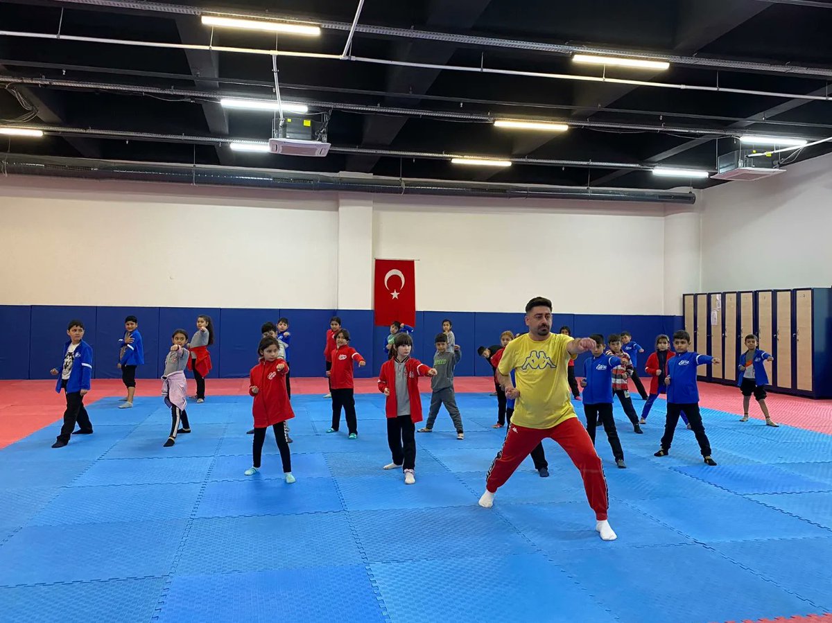 GSB_Edirne's tweet photo. Fevzipaşa İlkokulu öğrencileri ile "Okuldan Spora" Projesi kapsamında Edirne Spor Salonu'nda çalışmalar yaptık! 🏋️‍♂️💪 Bu proje gençlerin spor yapma alışkanlığını teşvik etmek ve sağlıklı bir yaşam tarzını desteklemek için önemli bir adımdır. 🏫🎉 https://t.co/0DeoTD0RR4