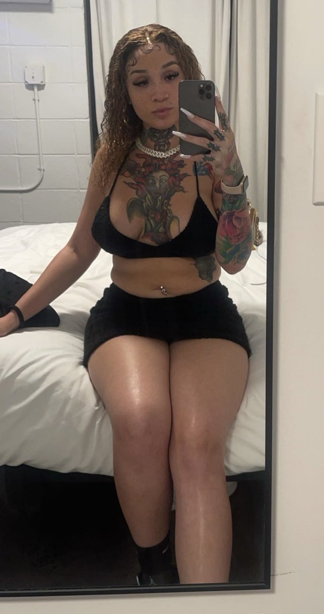 OnlyCocobutter's tweet image. I see why niggas wanna trap me with a baby 😂😭 #allnatural