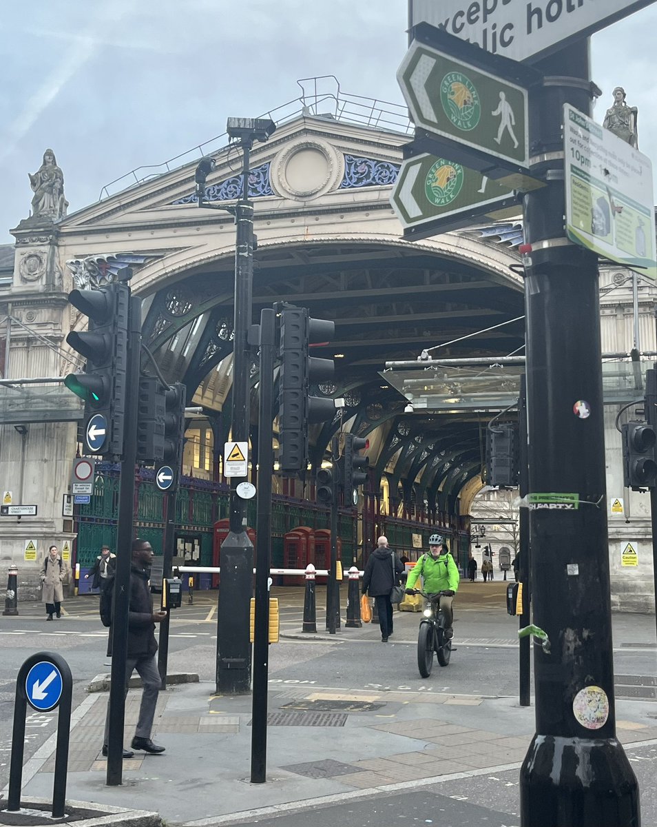 Spied this lovely #GreenLinkWalk fingerpost outside the beautiful Smithfield Market building on the way to the London Mayoral Environment hustings on Monday evening #fingerpostfriday